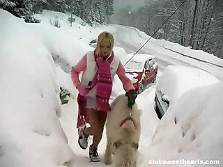 Lesley pleases her pussy