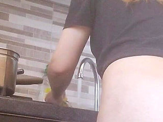 Hottie Cleans the House Naked