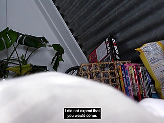 Dutch porn: He fucks, she eats chips! Sexybuurvrouw