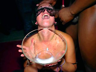 elle avale tout le sperme lors d un méga bukkake