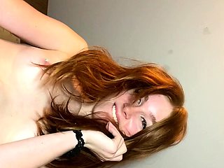 Solo pussy toying redhead close up action