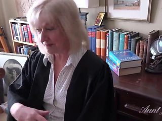 Sapphire Louise, 69-Year-Old Teacher, Gets Students Grades Up in Hot Lesson