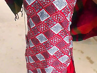 Ghar me jakar kiss kiya bhabhi Ko gao ke ladke ne