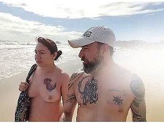Salimos A Caminar Desnudos A La Playa