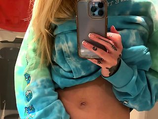 Amateur Webcam Cute Teen Plays Solo with Big Dildo