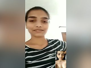 Today Exclusive-desi Girl Shows Her Boobs On Vc