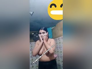 Today Exclusive- Hot Desi Chick Bathing