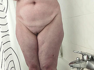 BBW Shaves in the Shower