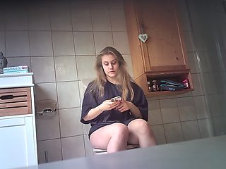 girlfriend Lilly piss and shower