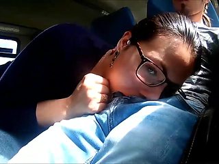 Cochonne à lunettes suce son mec dans le train !