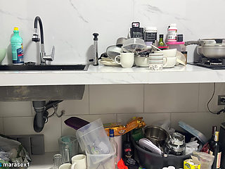 MATURE STEPMOM OF GRNAN ASS VERY HORNY IN THE KITCHEN