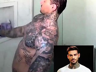 Lucas Lucco takes a shower