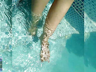 Sunbathing with your feet by the pool ☀🌊