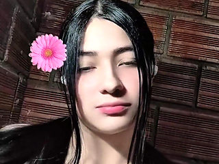 Colombian influencer masturbates for her fans