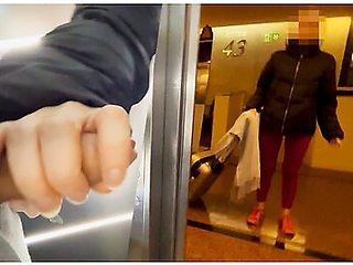 Dick Flash! An Unknown Sporty Girl From The Hotel Gives Me A Blowjob In The Public Elevator