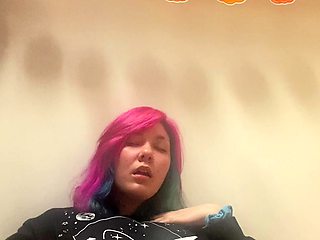 Cute amateur webcam teen girl toying pussy on webcam