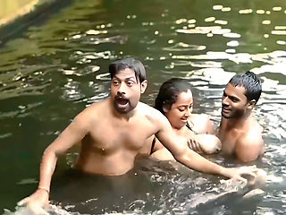 2 bhaiyo ne mil kar nadi ke bich me sauteli maa ko choda