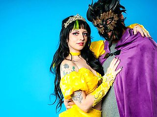 Big-bottomed hottie Kitty Cam rammed in the doggy style pose