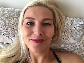 Play with the creampie in my cunt, please!