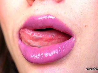 Naughty Chick Lip Pouting Lipsihaa 4