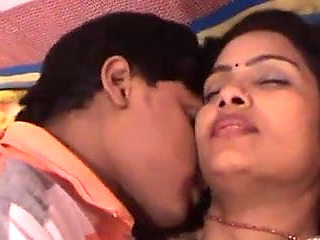 Horny Desi wife satisfies her pussy with her lover