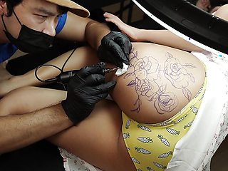 Tattoo Artist can't focus while he saw Female Client's Big Ass !