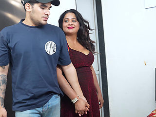 Desi Beautiful Bhabhi Waiting For Delevery Boy For sex very Hardcore Sex with Clear Hindi Aodio