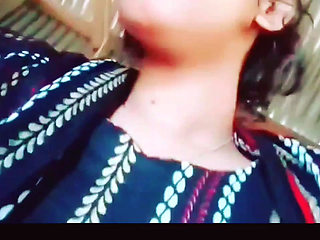 Solo girl goes on all fours to enjoy lots of fingering