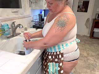 Hot Mom Maxine in apron washing the dishes and stripping, masturbating and squirting plus wet t-shirt - SO HOT!!!