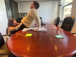 je le léche et elle me suce dans la salle de réunion