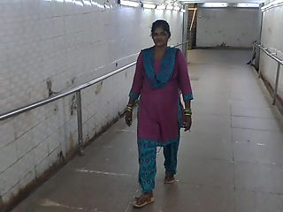TRAIN TOILET VALI BHABHI Desi bhabhi ko desi ladke ne zam kar choda