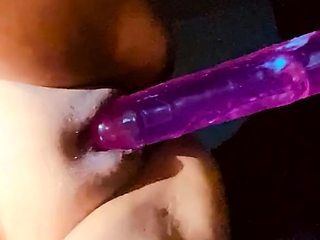 Montando consolador gimiendo rico