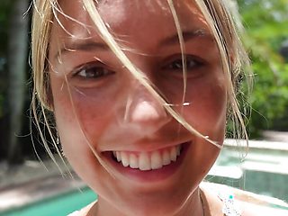 18 Year Old College Freshman Gives Her Friend a Blowjob in the Pool!