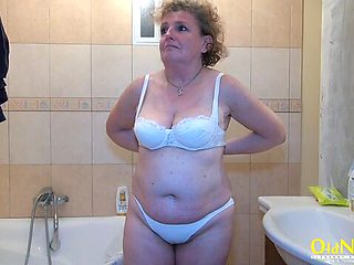 An old ladt Helene knows how to give a passionate blowjob