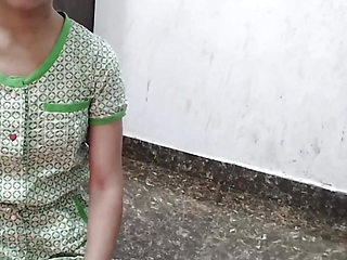 Desi aunty ko saman dene ke bahane pel diya