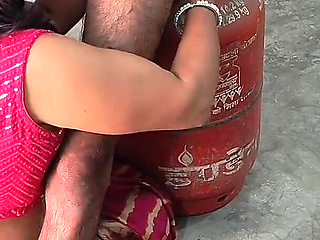 Pados Wali Bhabhi Ko Gas Cylinder Lagane Ke Bahane Ghar Me Ghodi Banaa K Choda Aur Sadka Muh Pe Nikaal Diya