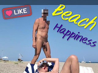 She masturbates her on the naturist beach in public with a voyeur who passes by