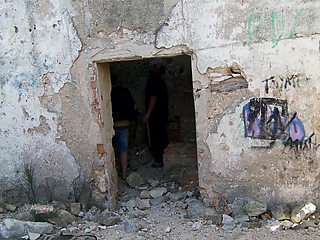 Couple fucks in an abandoned courtyard