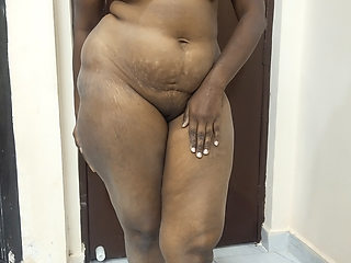 Bhabhi ne apne chut me aaj belan dali hai bahut achhi lagi