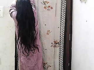 Cute school girl ka bathroom MMS video bna kar choda
