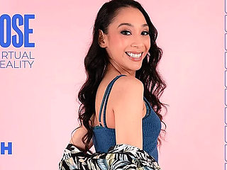 Up Close VR - Voluptuous Babe Sarah Lace Shows You How She Likes It