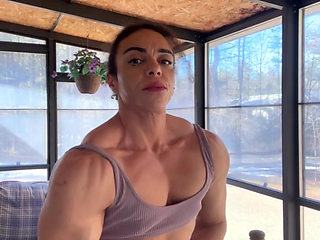 Black mom unleashes bodybuilding fire under flexing pressure