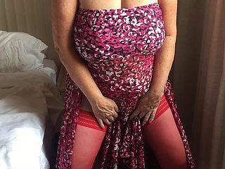 Mrs Mature Feet Feeling Horny in the Sun Needs to Strip off