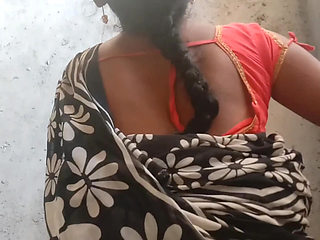 Desi village madam was fucked in doggy style, if there was a chance in school, she lifted her saree and sucked the penis, Hindi