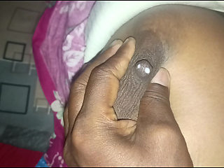 Indian bhabhi ke milk Out karke chut mein Mal out Karti