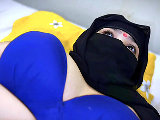 hijab & Niqab muslim girlfriend send me pussy licking video in early morning - huge wide thick pussy