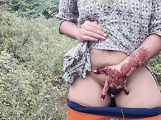 Indian College Girl Kamini Gives Blowjob to Best Friend in Viral Desi Sex Scene