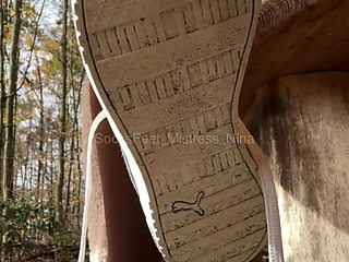 A walk with poise... Knees down and sniff.