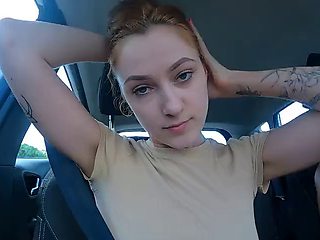 Risky blowjob in the car while driving