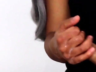 A124 - MissFluo - First time handjob